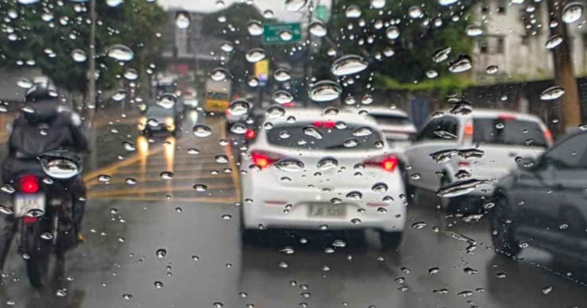 Trânsito congestionado na Avenida Paralela em Salvador durante chuva