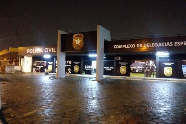 Fachada do Complexo de Delegacias Especializadas (CODE) em Maceió, bairro de Mangabeiras