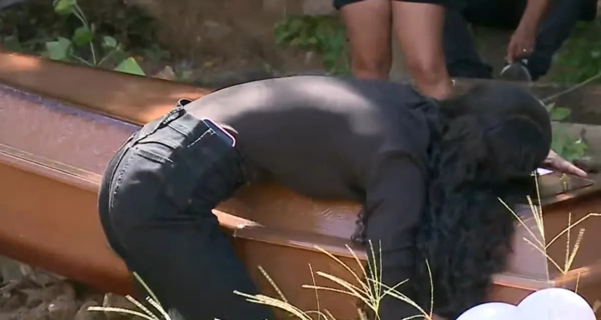 Família presta homenagem no sepultamento de Ana Paula, vítima de feminicídio em Maceió