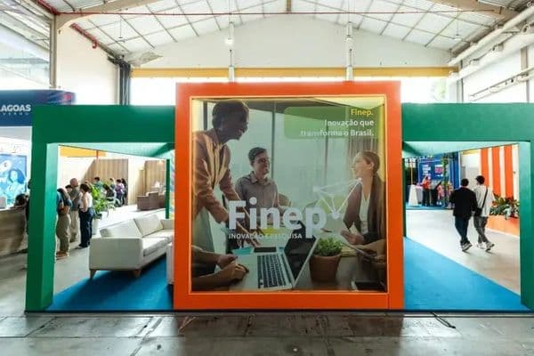 Estandes e público no NEON 2026, evento de inovação e empreendedorismo realizado em Maceió