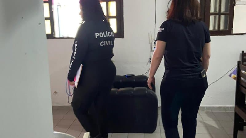 Policiais civis durante fiscalização em instituição de longa permanência para idosos no Dia D da Operação Virtude em Maceió