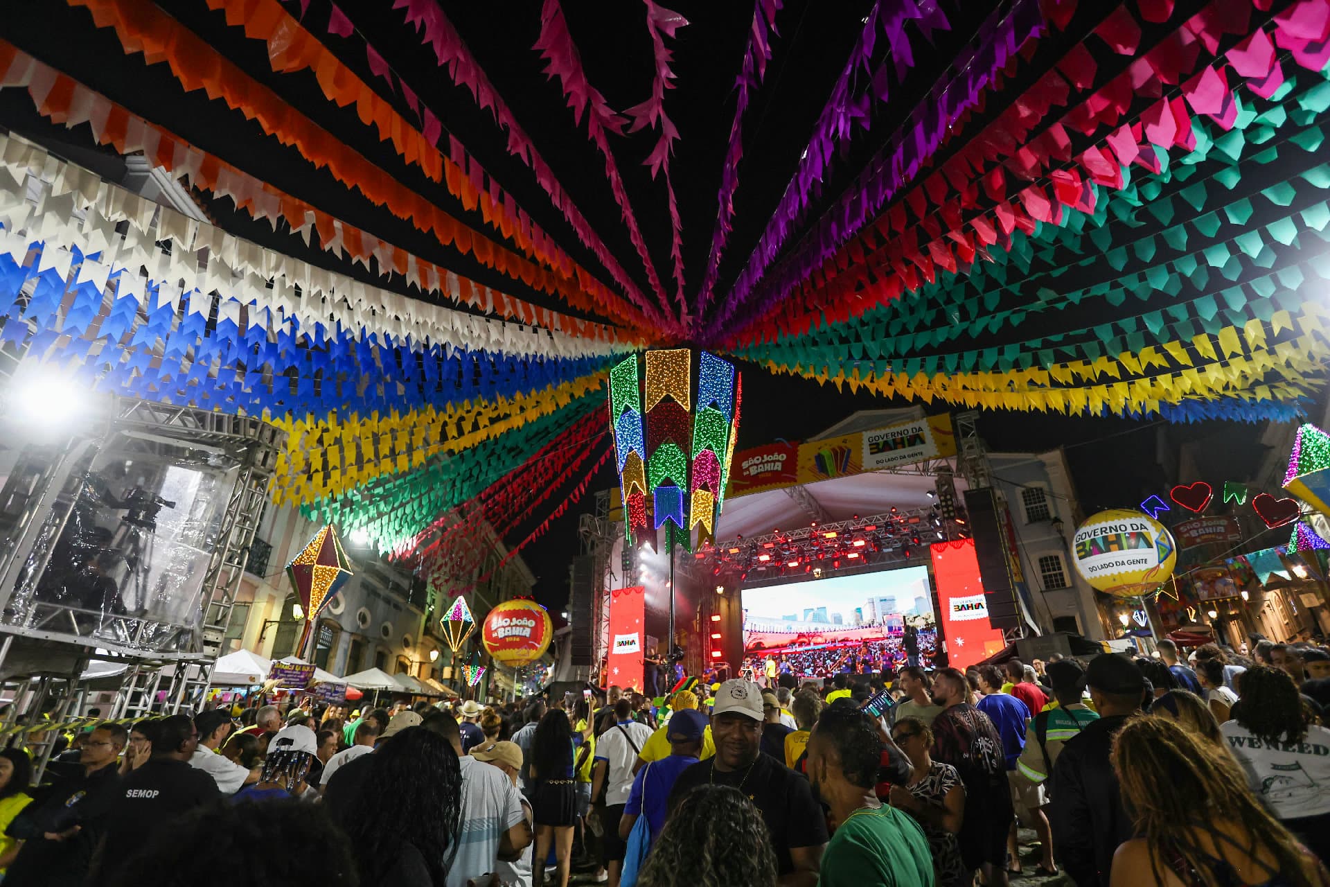 Decoração e bandeirolas coloridas de festa junina em cidade baiana