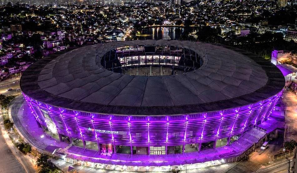 Arena Fonte Nova iluminada na cor lilás durante a campanha Junho Lilás em Salvador