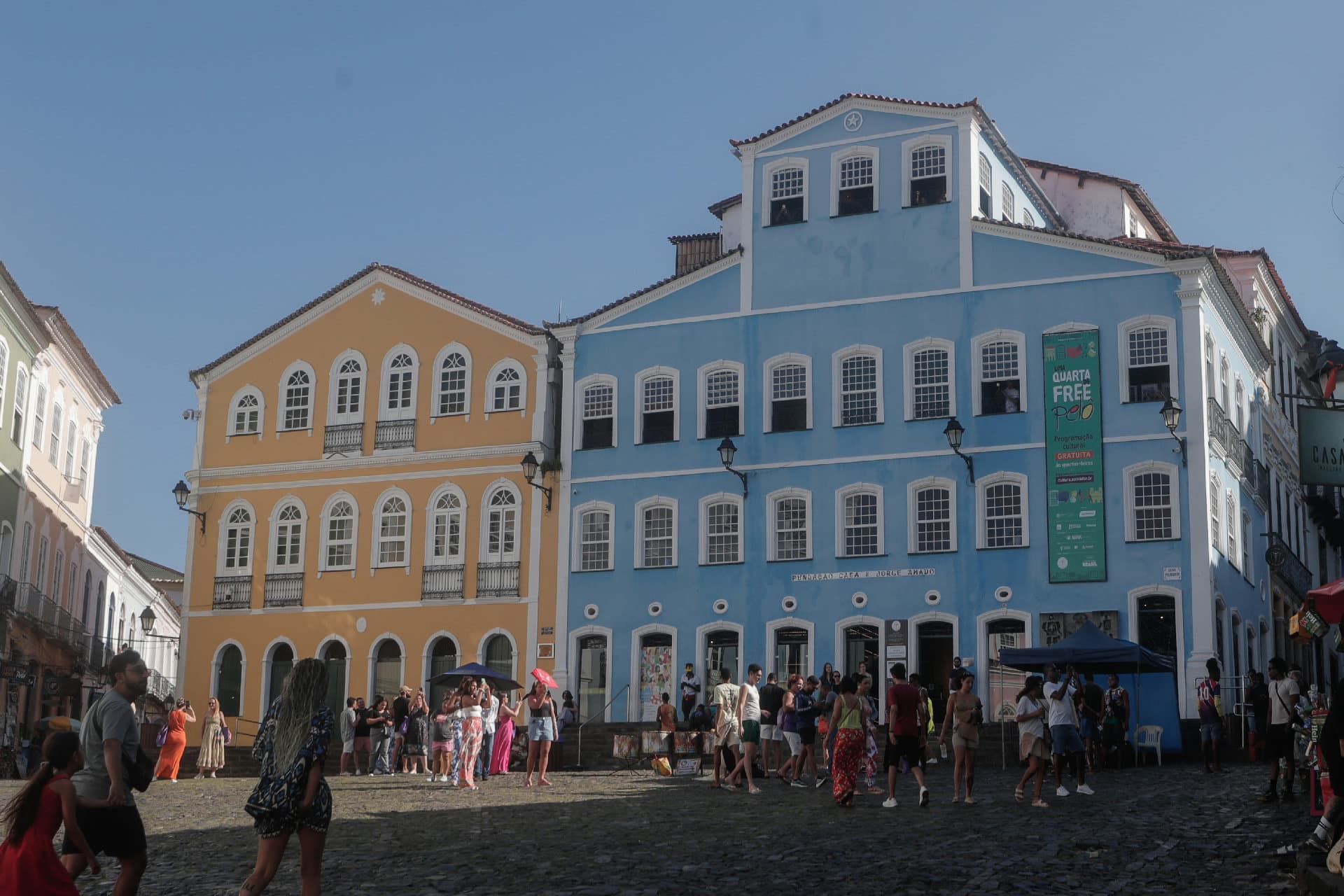 Vista dos largos do Pelourinho, no Centro Histórico de Salvador, com casarões coloridos ao fundo
