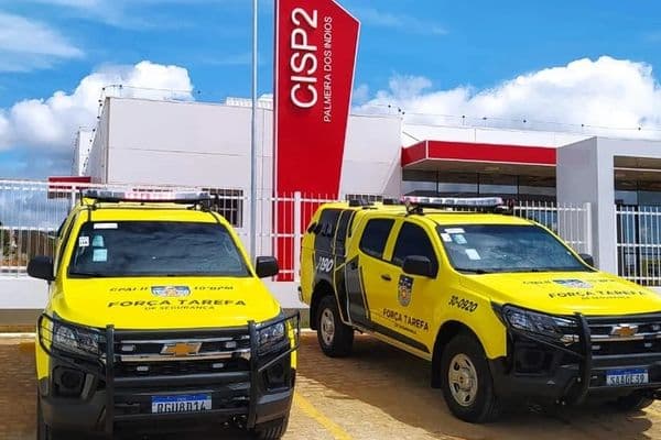 Viatura da Polícia Militar de Alagoas em área rural durante ocorrência de violência doméstica