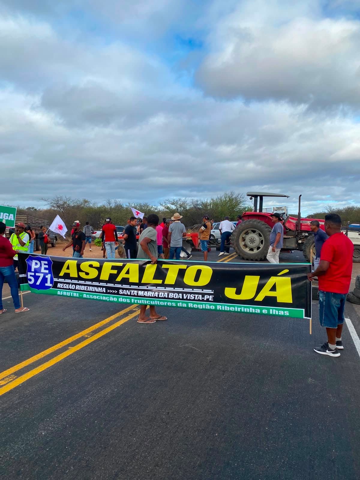 Fruticultores bloqueiam BR-428 em Santa Maria da Boa Vista para exigir pavimentação da PE-571