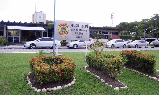 Viaturas da Polícia Federal durante operação de busca e apreensão
