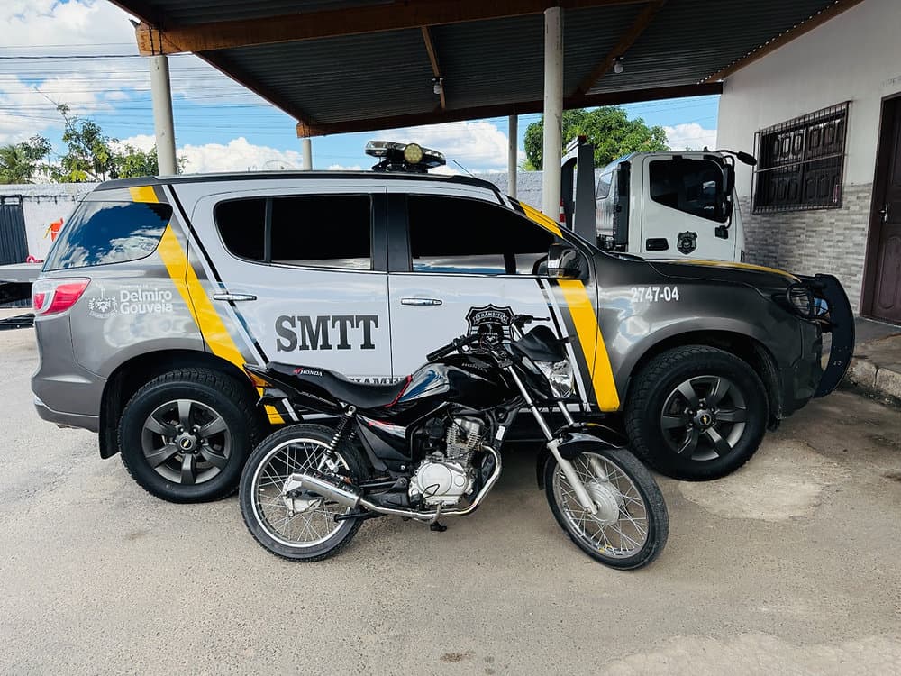 Motocicleta apreendida pela SMTT de Delmiro Gouveia por irregularidades próximo a escola