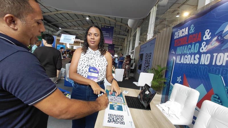 Empreendedor trabalhando em projeto de startup com notebook e anotações em mesa de trabalho
