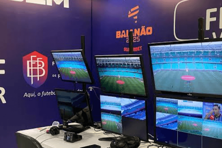 Árbitro de vídeo (VAR) sendo utilizado em jogo de futebol