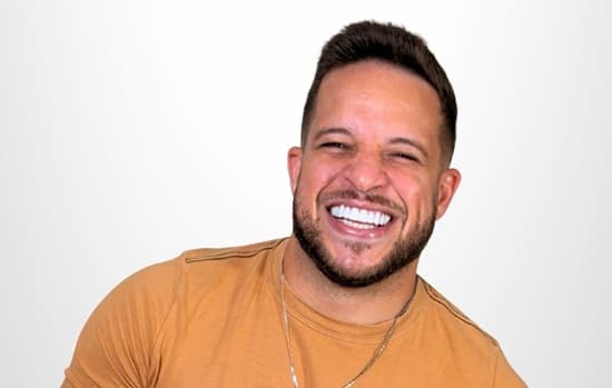 Humorista Flávio Andradde, o Tabacudo, em cena do espetáculo Como Sobreviver à Própria Família