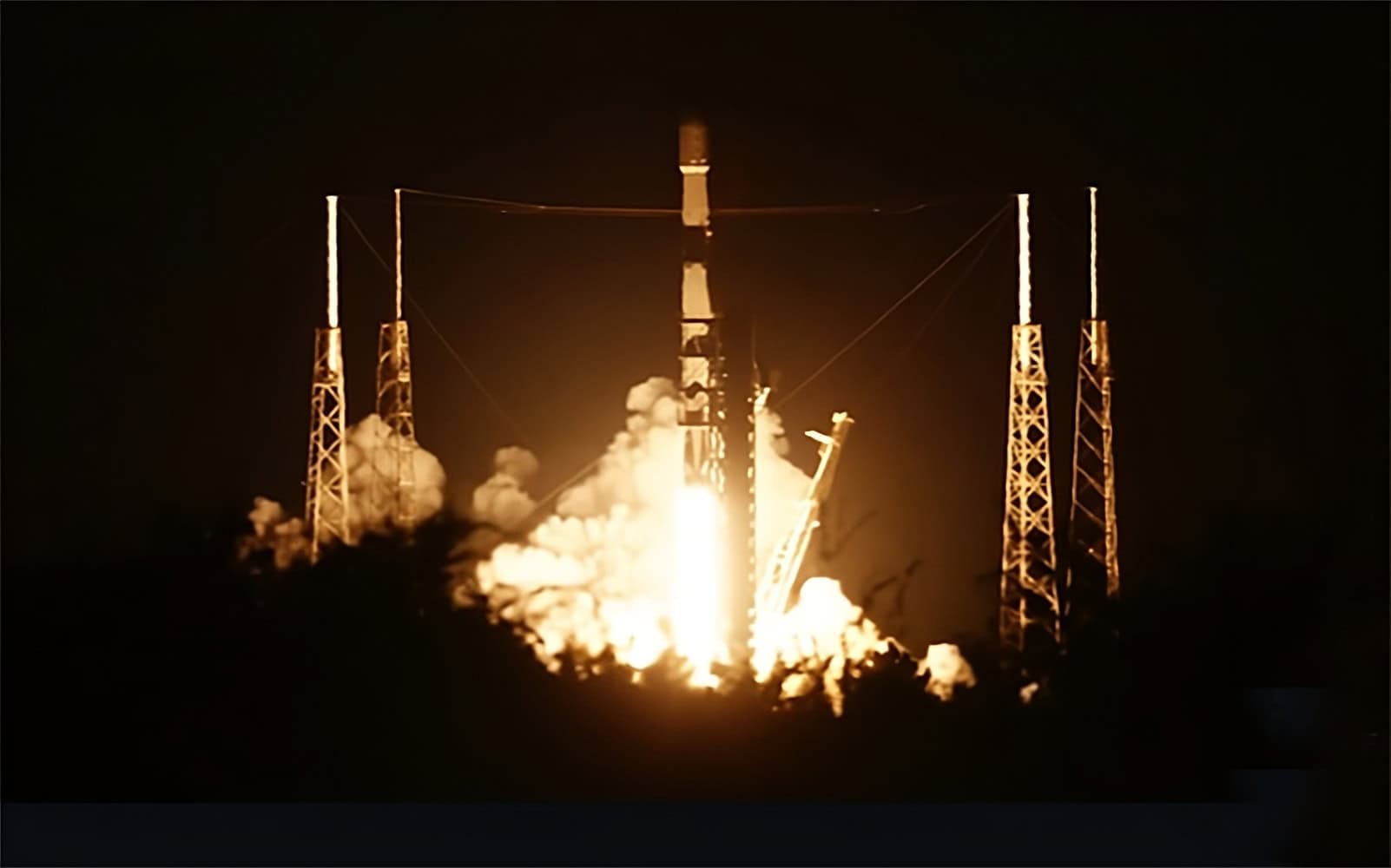 Na imagem acima, o propulsor reutilizável 1096, o mesmo que será usado na missão NROL-77, decolando com satélites Starlink a bordo, em 10 de novembro e 2025. Crédito: SpaceX