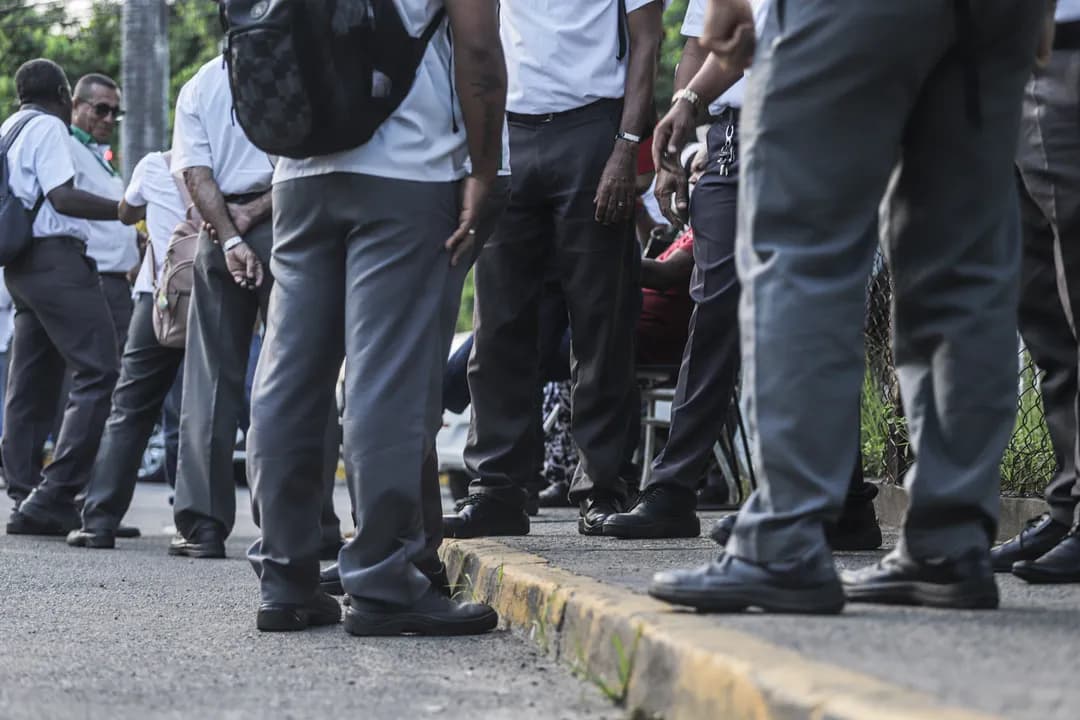 Ônibus do transporte público de Salvador em ponto final, com rodoviários em intervalo de trabalho