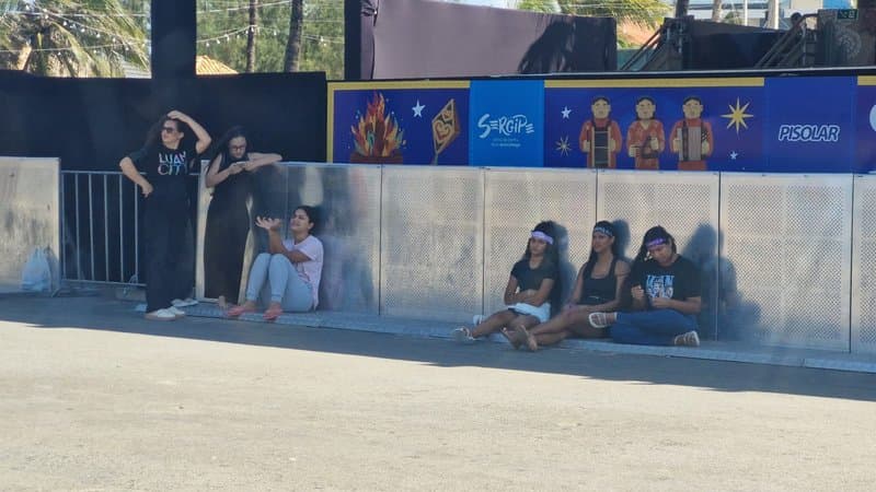 Fãs acampados na Orla da Atalaia aguardando show de Luan Santana no Arraiá do Povo 2026, Aracaju