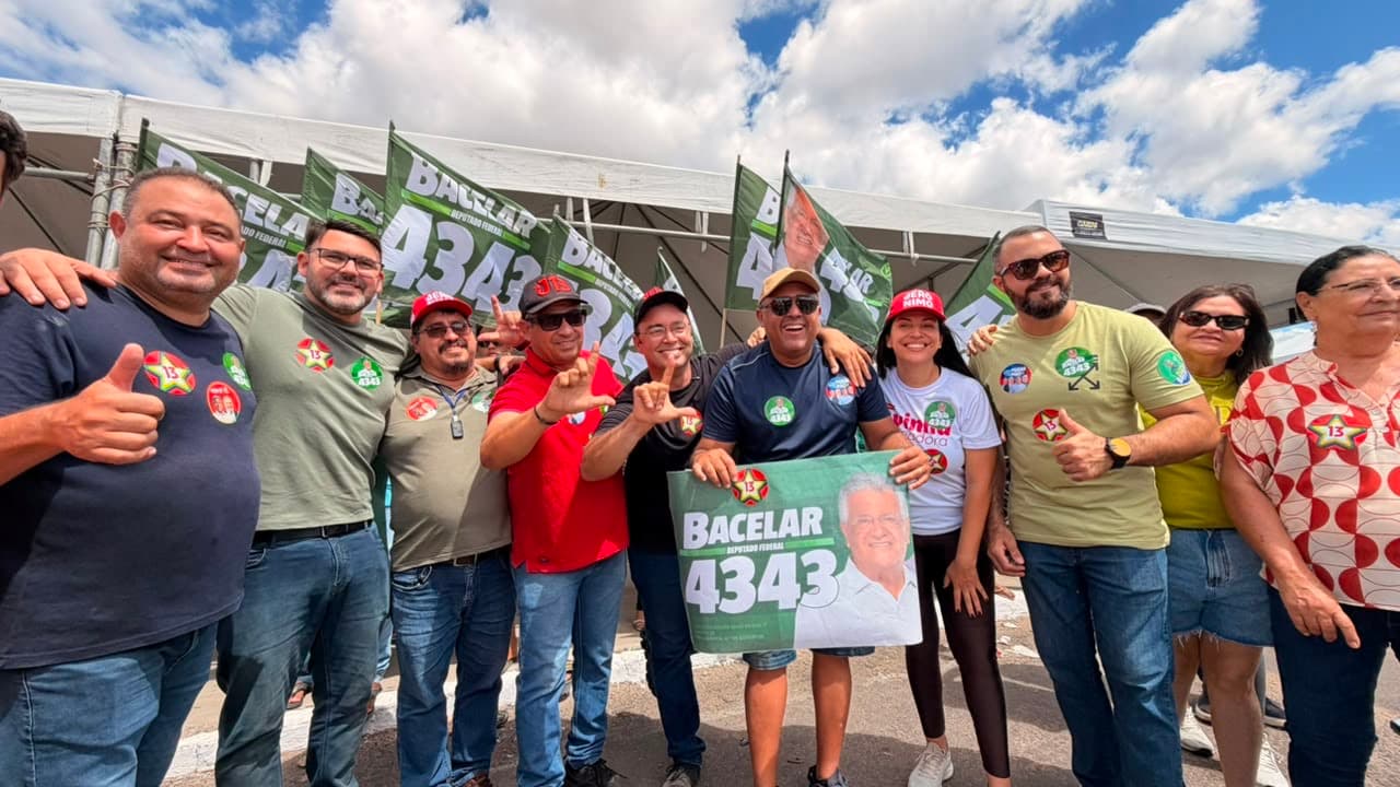 Apoiadores reunidos em adesivaço de campanha política em frente ao Ceasa de Paulo Afonso