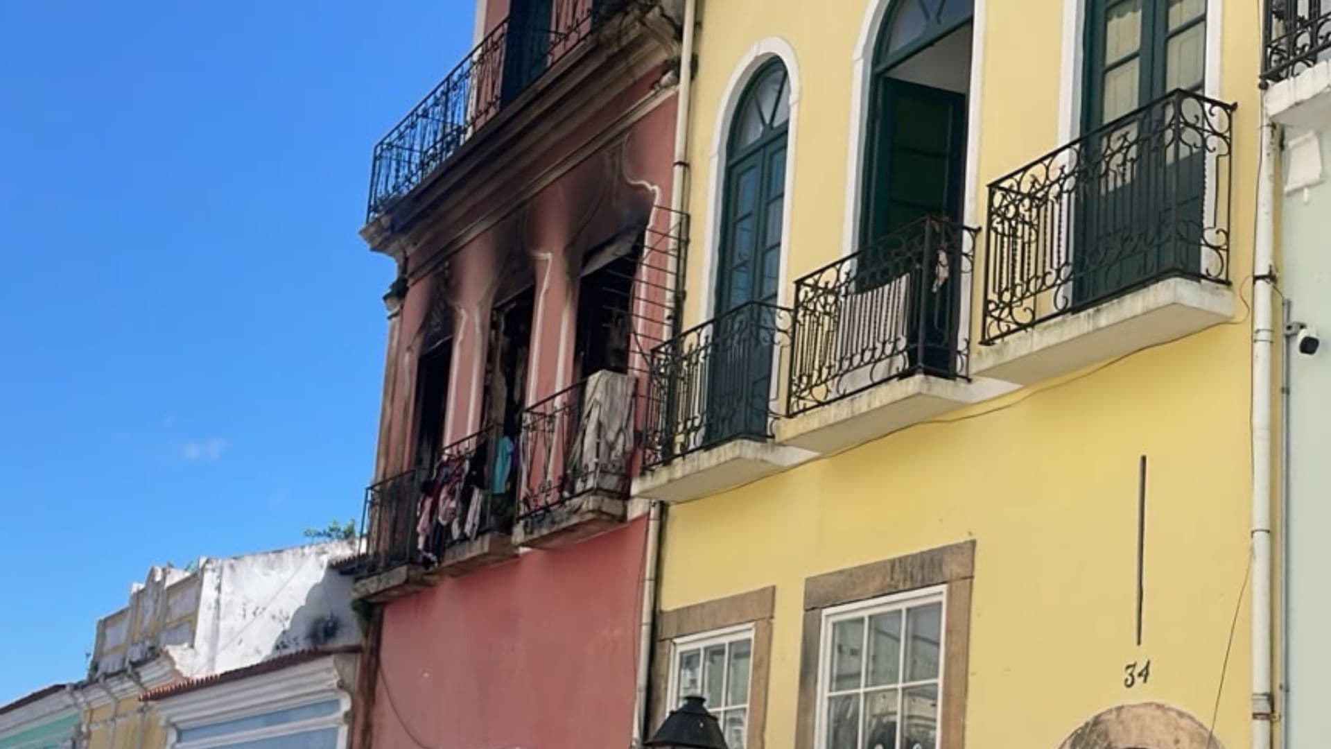 Casarão histórico com fumaça saindo no bairro Santo Antônio Além do Carmo, Salvador