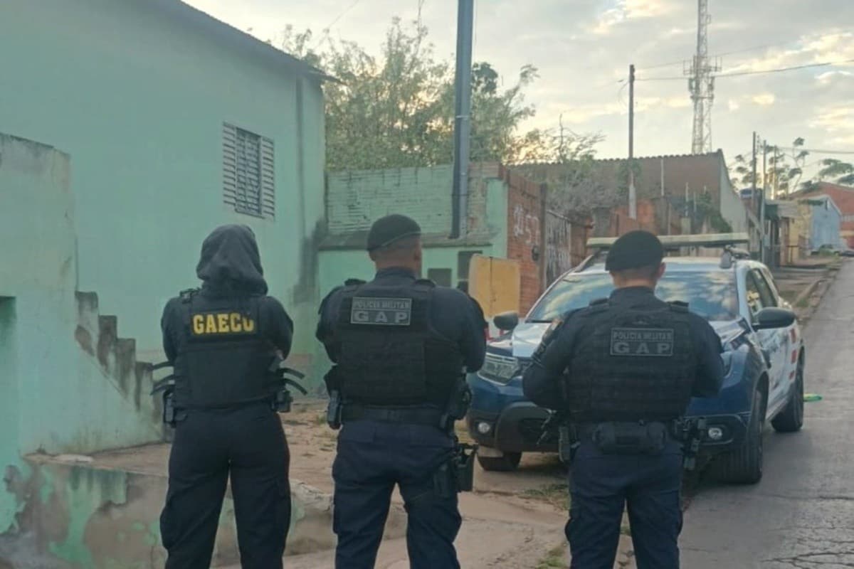 Policiais durante operação contra golpes do PIX falso na Bahia