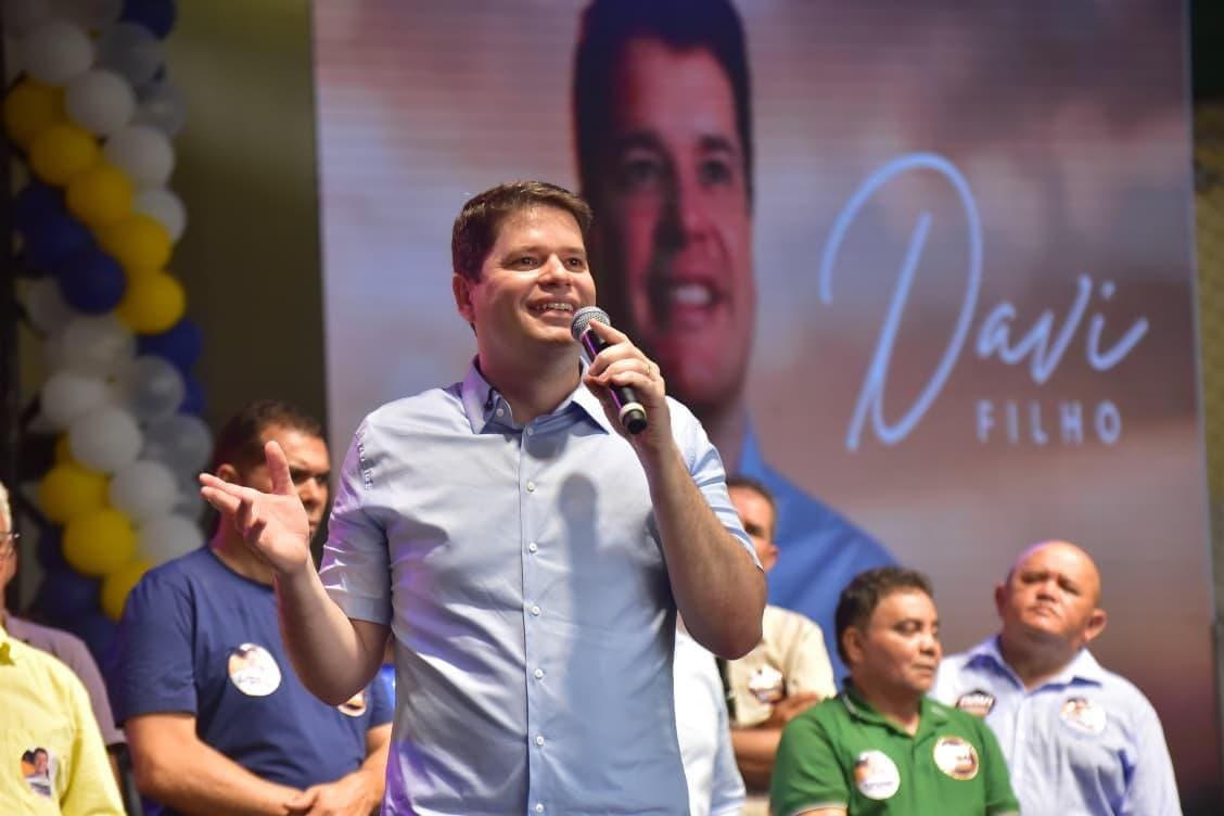 Urna eletrônica brasileira com mapa de Alagoas ao fundo, representando disputa eleitoral ao Senado em 2026