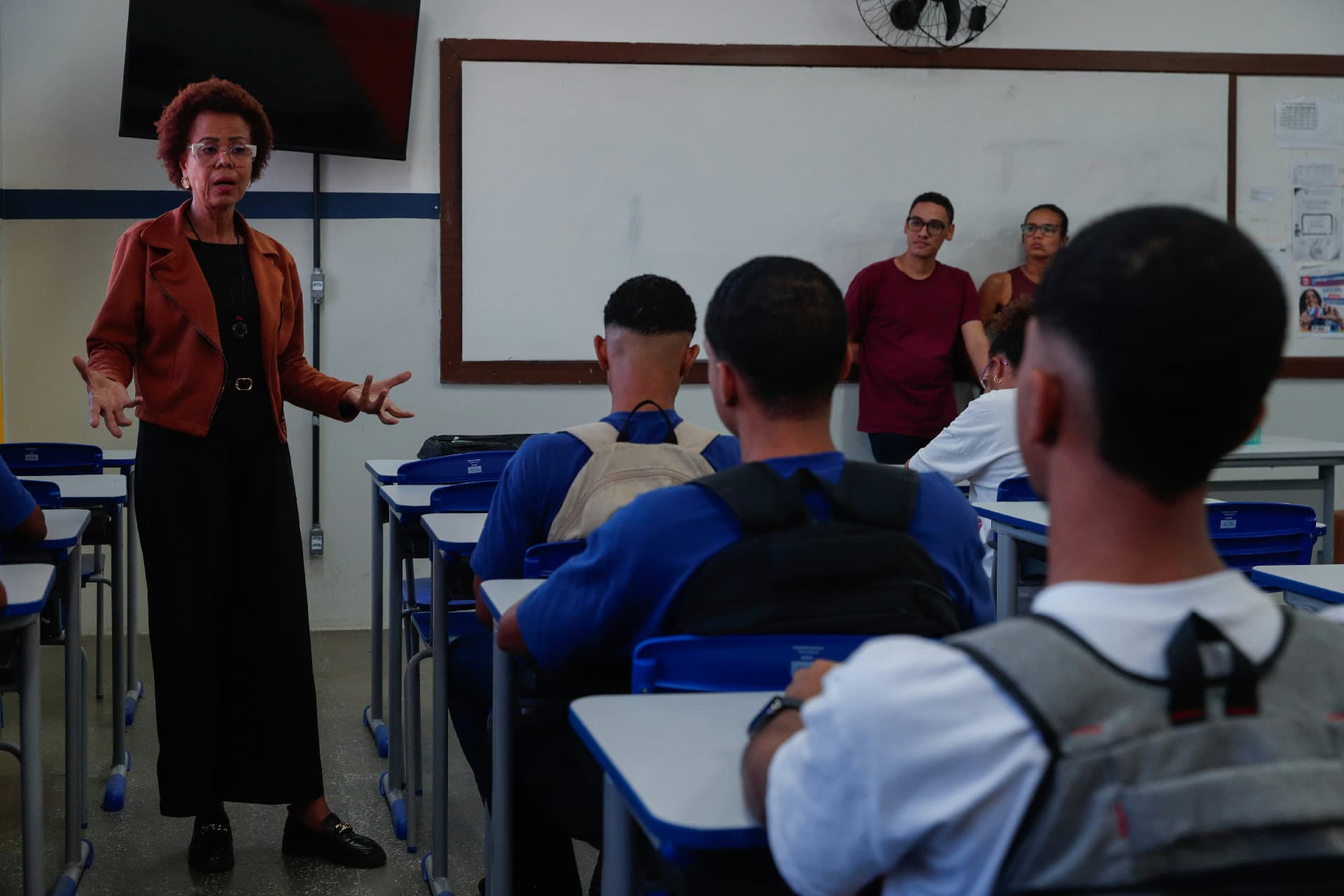 Alunos em sala de aula de escola estadual da Bahia em modalidade de tempo integral