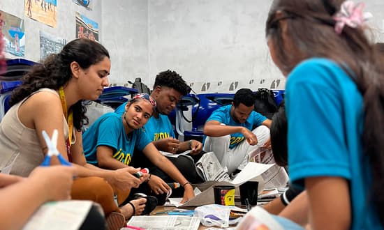 Jovens participando de oficina de qualificação profissional no Instituto JCPM em Aracaju