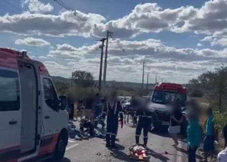 Rodovia AL-225 no trecho entre Piranhas e Olho d'Água do Casado, sertão de Alagoas