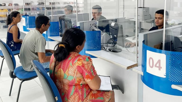 Agência do INSS com segurados aguardando atendimento em fila