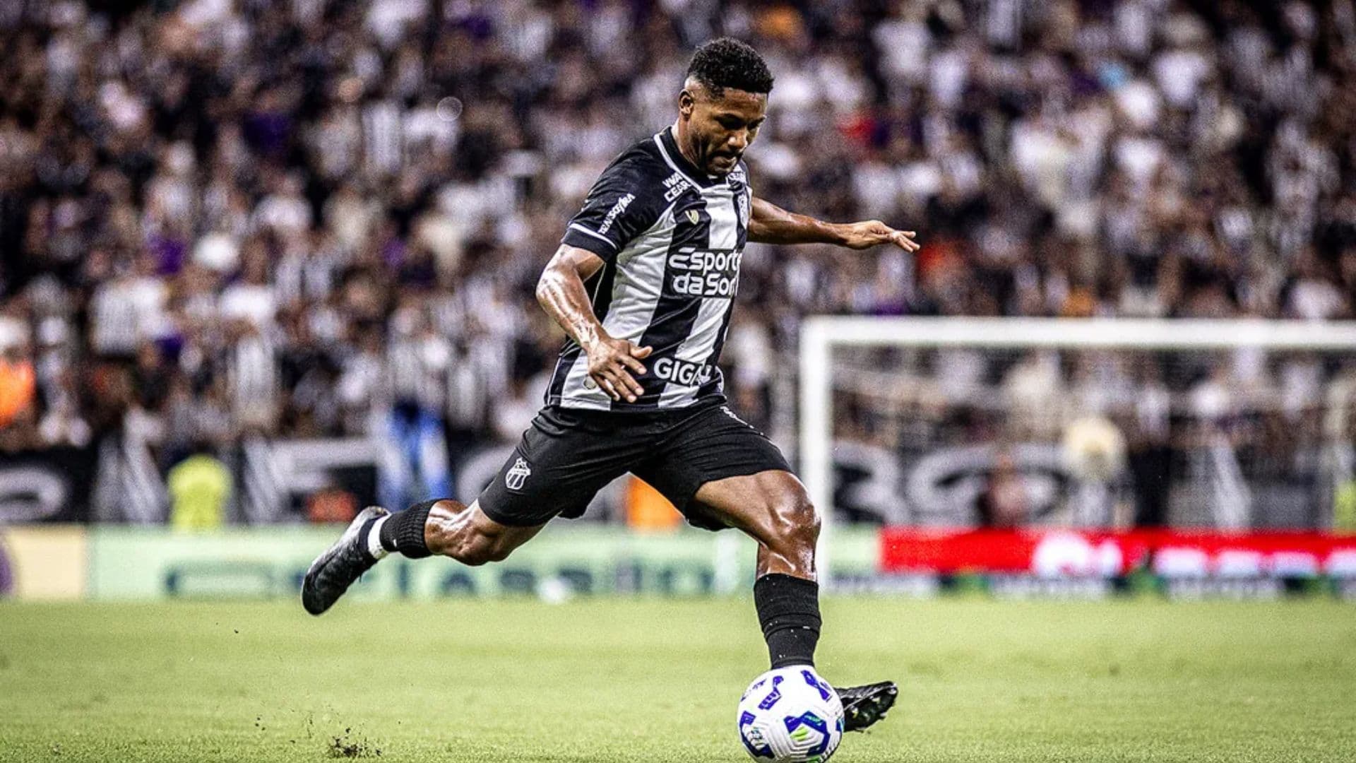 Lateral-direito Fabiano Souza, novo reforço do Esporte Clube Vitória
