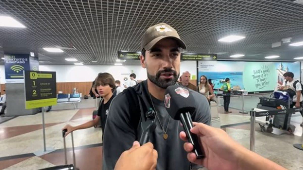 Zagueiro Emanuel Brítez desembarca em Salvador para assinar com o Vitória