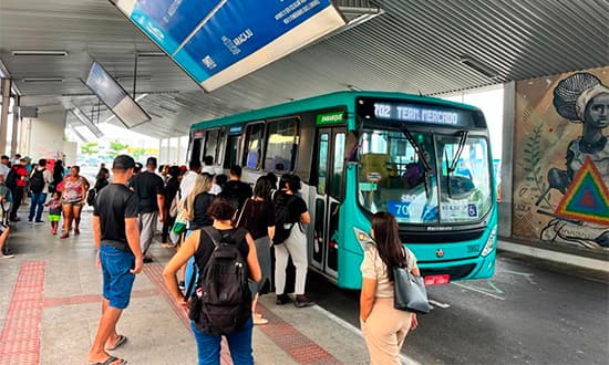 Terminal do Mercado de Aracaju com plataformas de ônibus e passageiros aguardando embarque