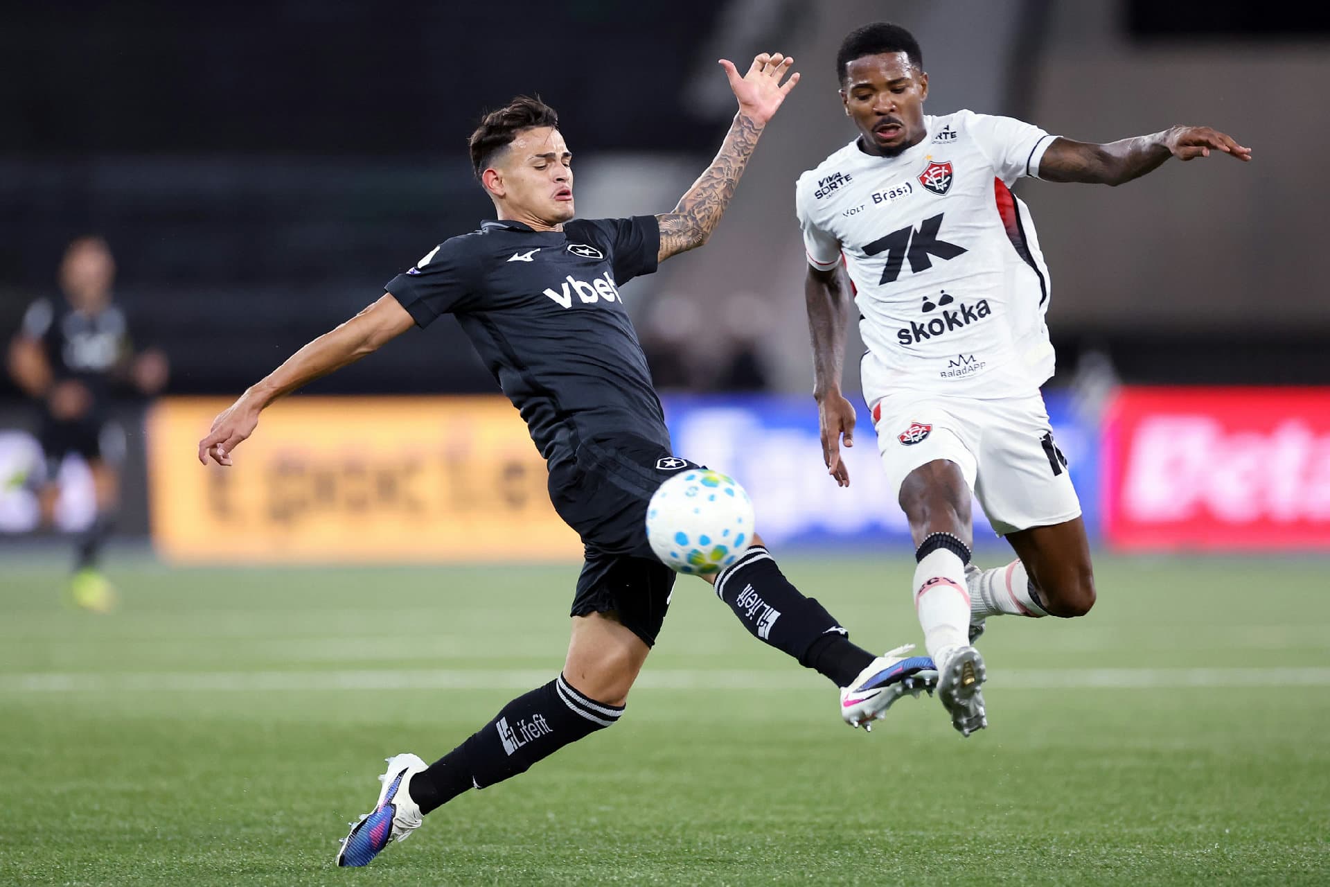 Zagueiro Cacá com a camisa do Vitória em campo pelo Brasileirão 2026