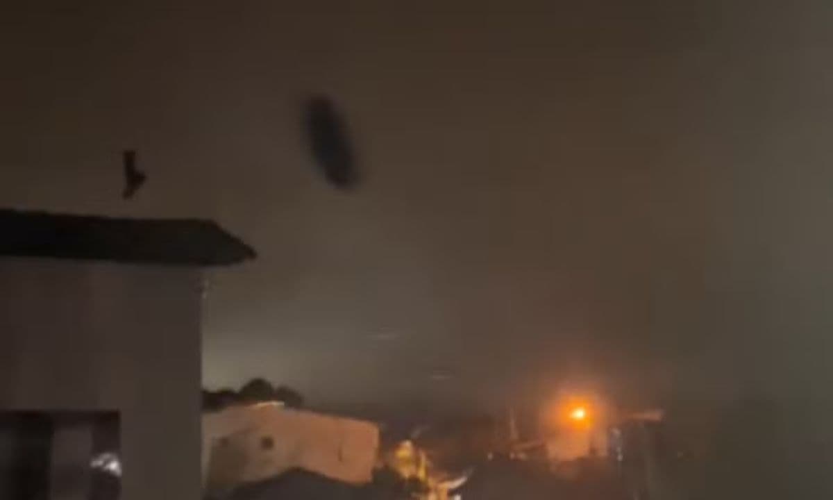 Céu nublado com chuva e vento forte sobre cidade baiana