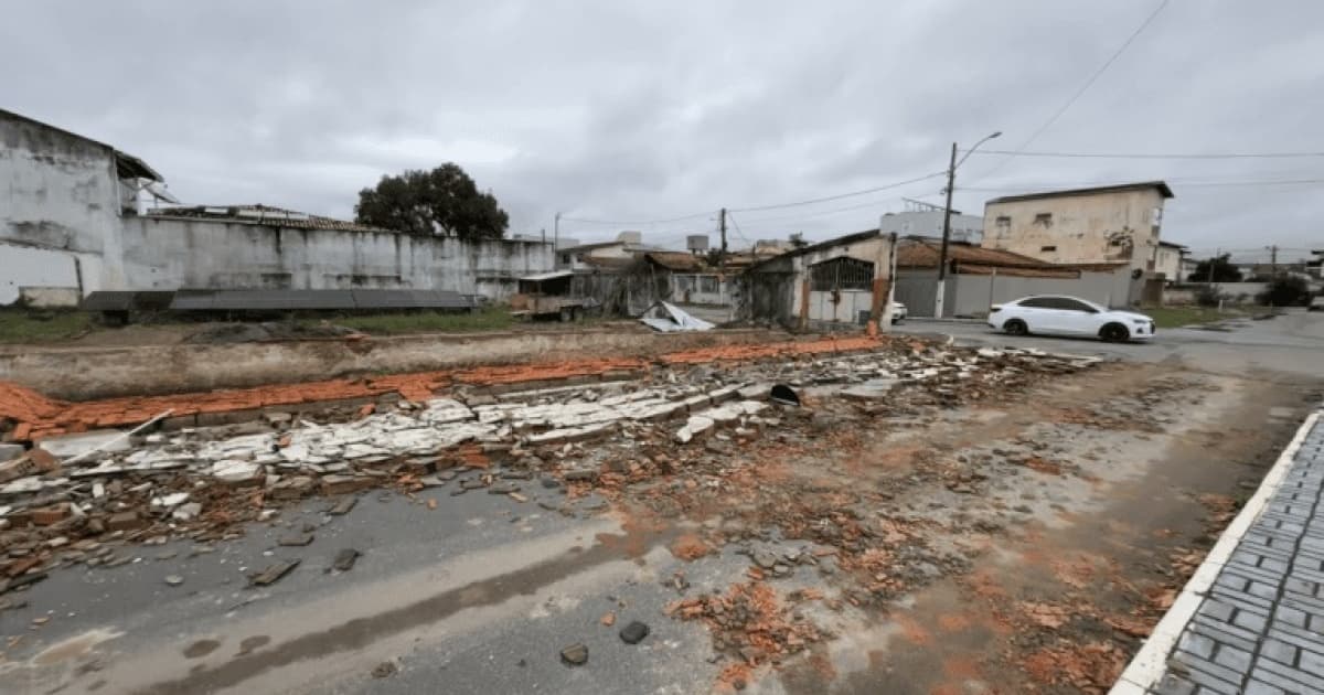 Rua de Eunápolis com árvores e detritos caídos após temporal de julho de 2026
