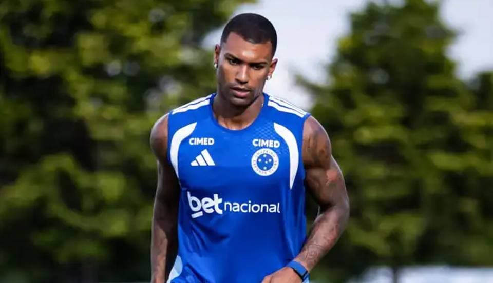 Volante Walace, ex-Cruzeiro e futuro reforço do Vitória, em campo