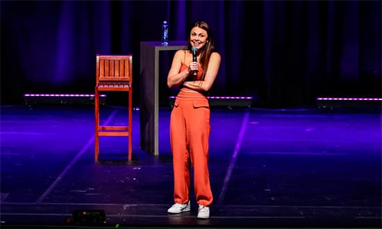 Humorista Bruna Louise em cena durante espetáculo de stand-up