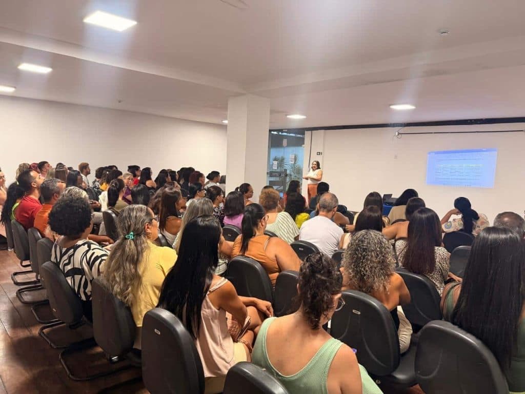Estudante adulto em sala de aula da Educação de Jovens, Adultos e Idosos em Itabuna