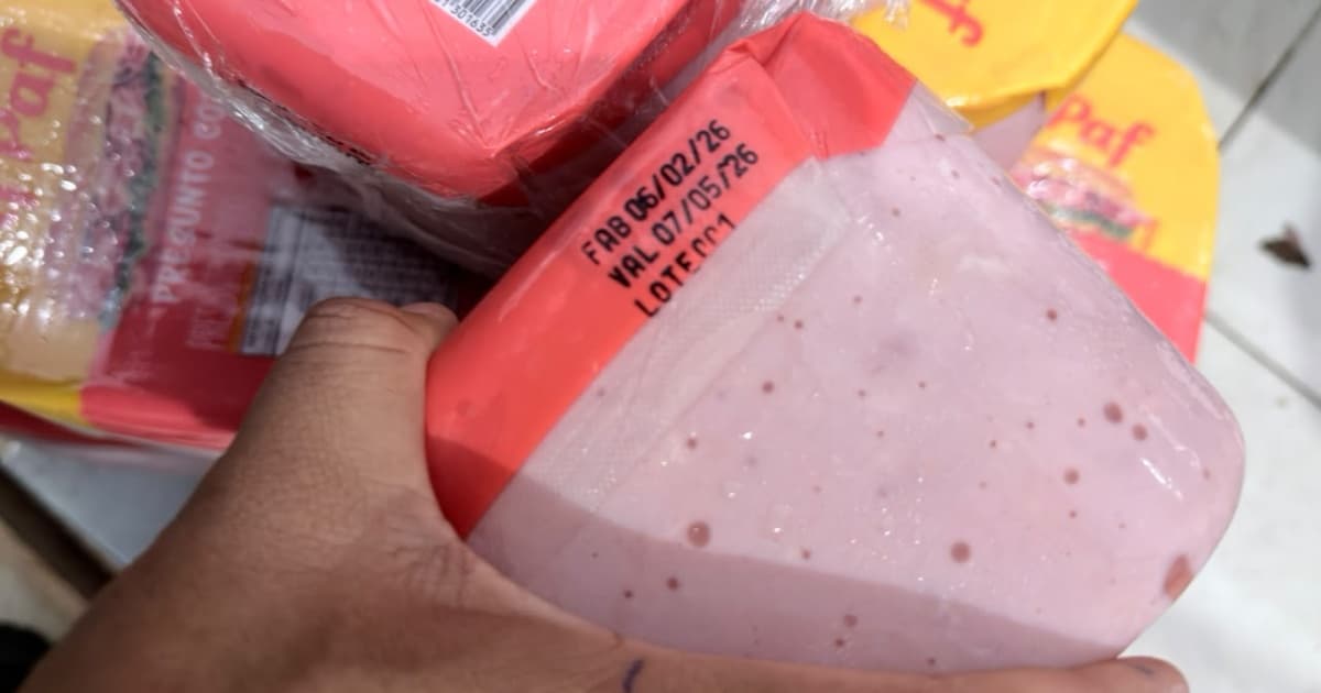 Fiscais do Procon-BA inspecionam prateleiras de supermercado durante operação de fiscalização