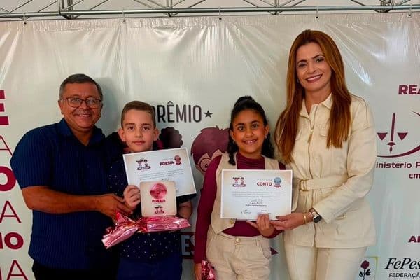 Cerimônia de premiação do MPT na Escola em Alagoas com estudantes e autoridades