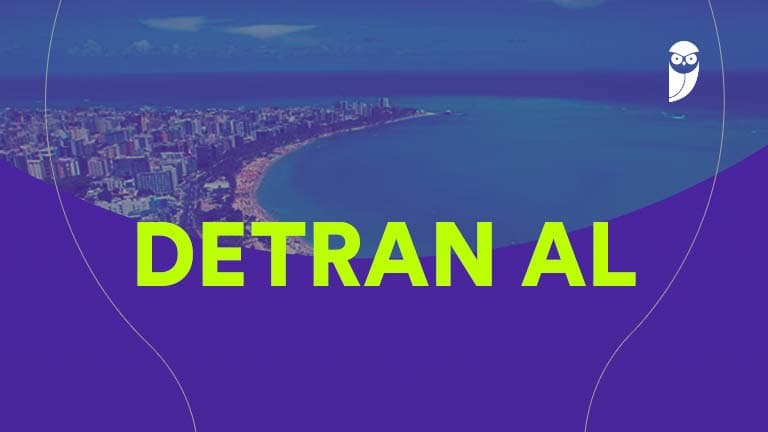 Placa de sinalização de trânsito em rodovia de Alagoas representando o concurso do Detran AL 2026