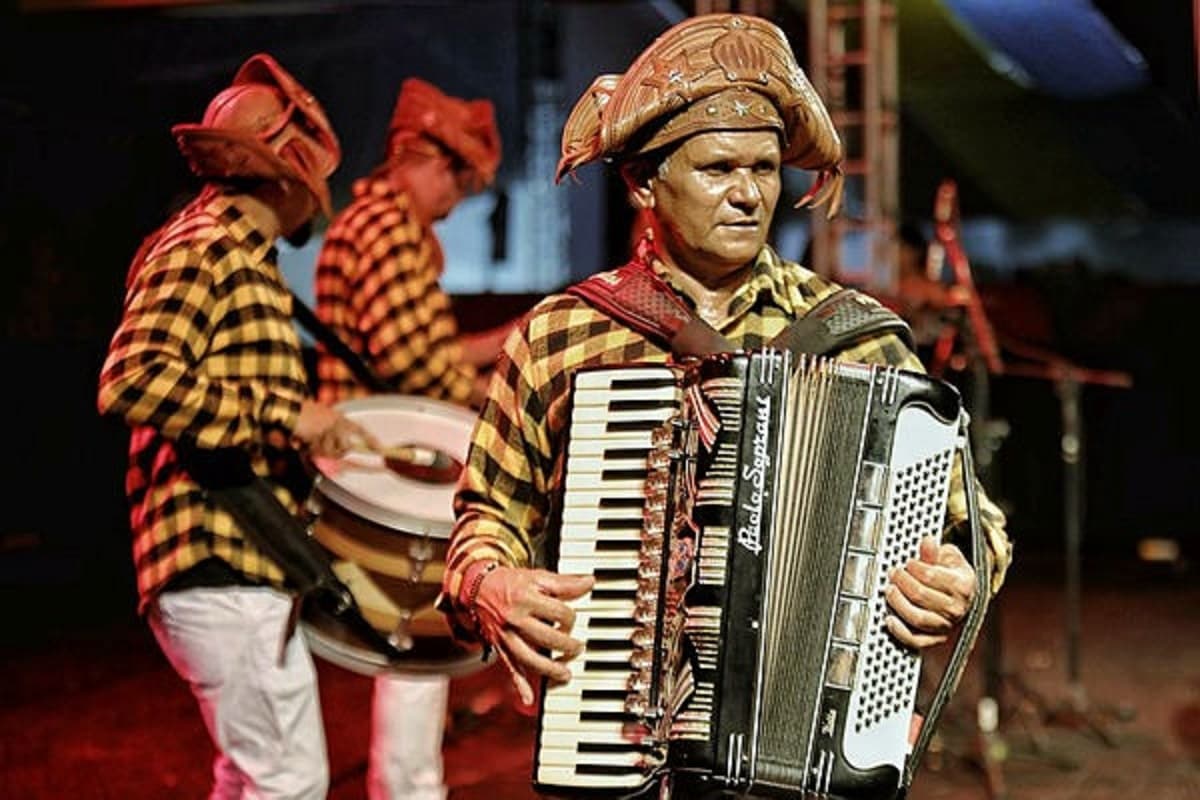 Grupo tocando forró tradicional com sanfona, zabumba e triângulo