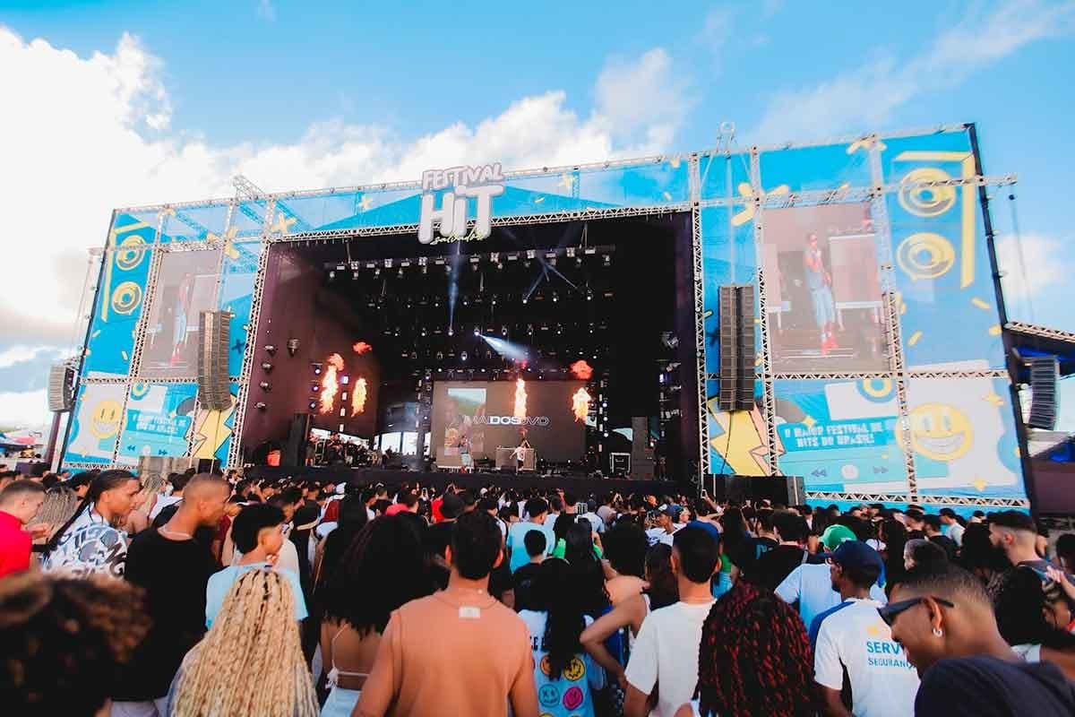 Palco e público do Festival HIT em Salvador durante edição anterior