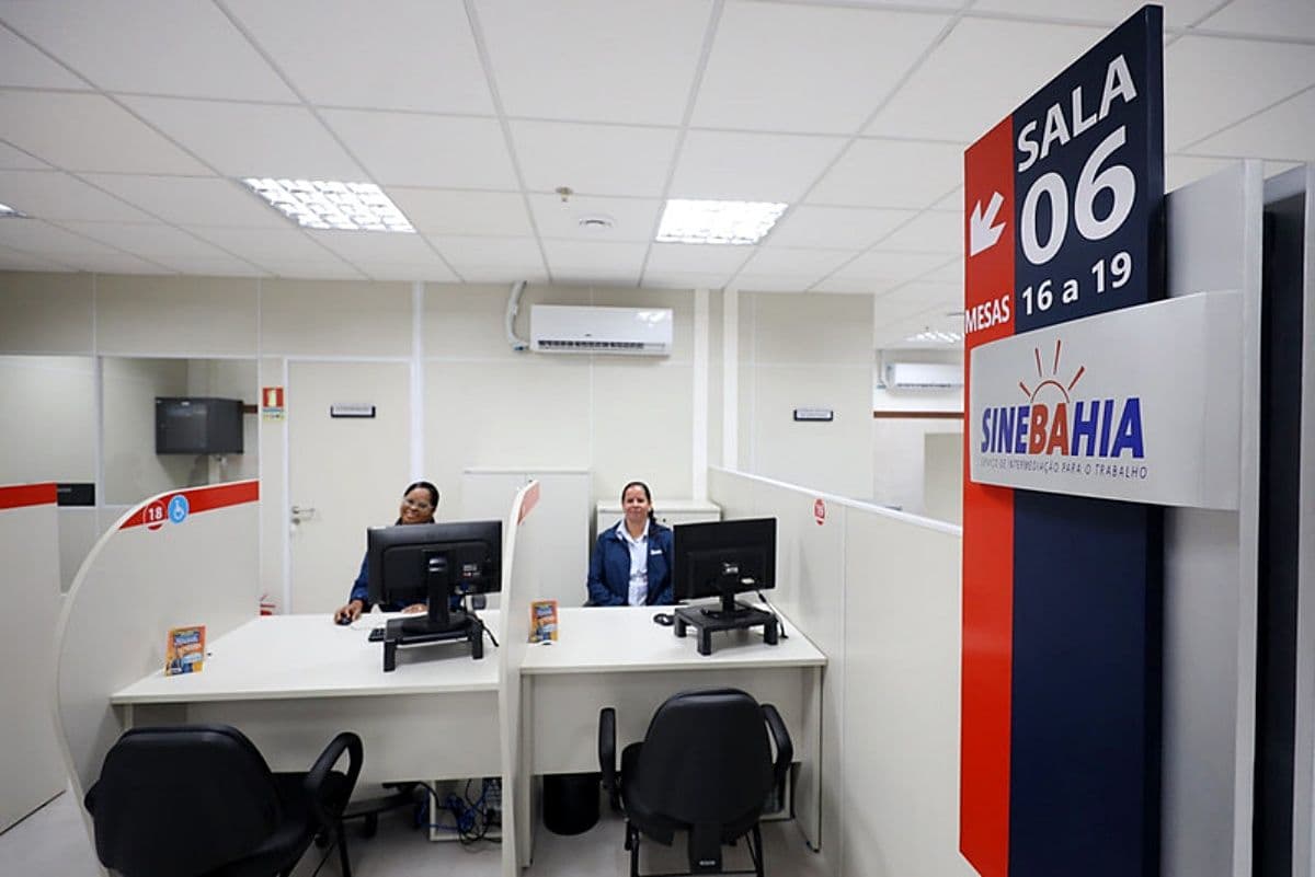 Fila de candidatos em unidade do SineBahia na Bahia