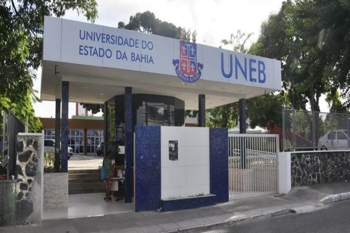 Campus da Universidade do Estado da Bahia (Uneb) com estudantes em área externa