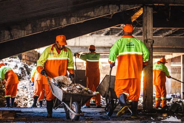 Acúmulo de lixo nas ruas de Maceió durante crise de coleta urbana em 2026