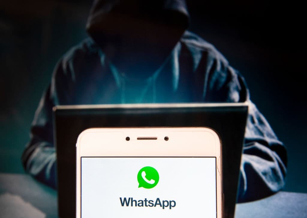Tela de computador com janela do WhatsApp Desktop aberta exibindo mensagem suspeita com arquivo anexado