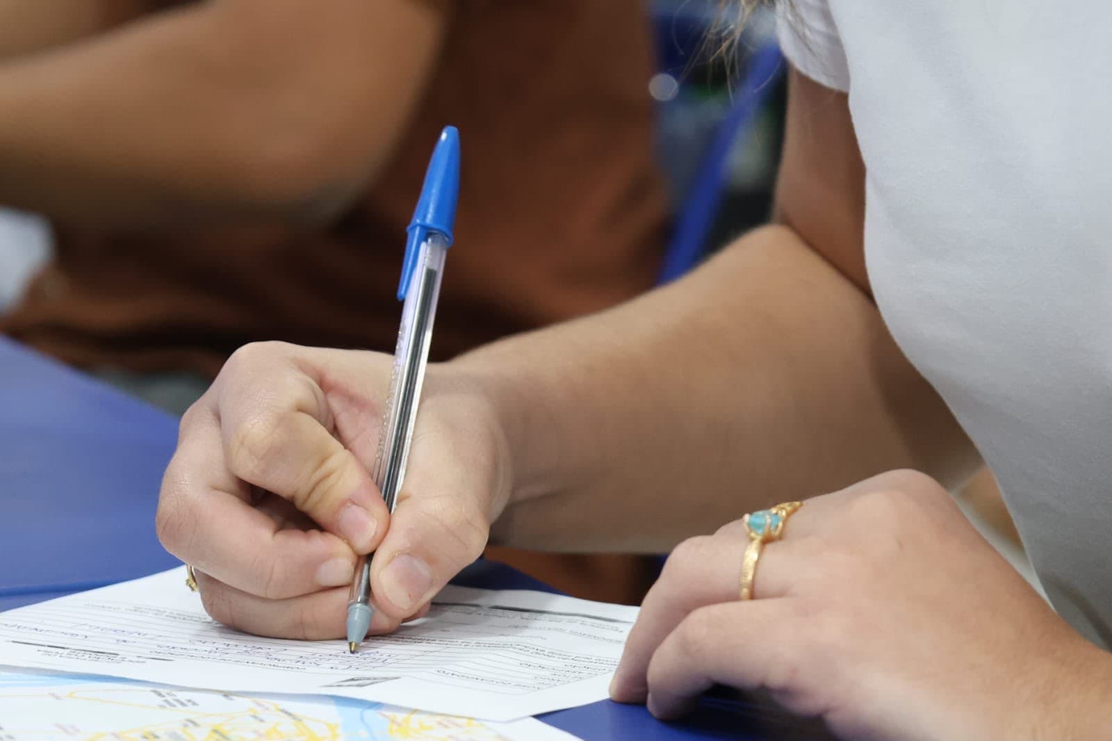 Candidatos entregando documentos para posse em concurso público da Educação de Petrolina