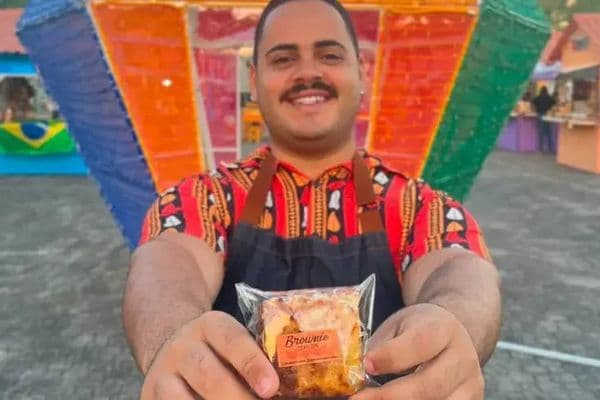 Empreendedor nordestino exibe produtos artesanais temáticos do São João em feira junina