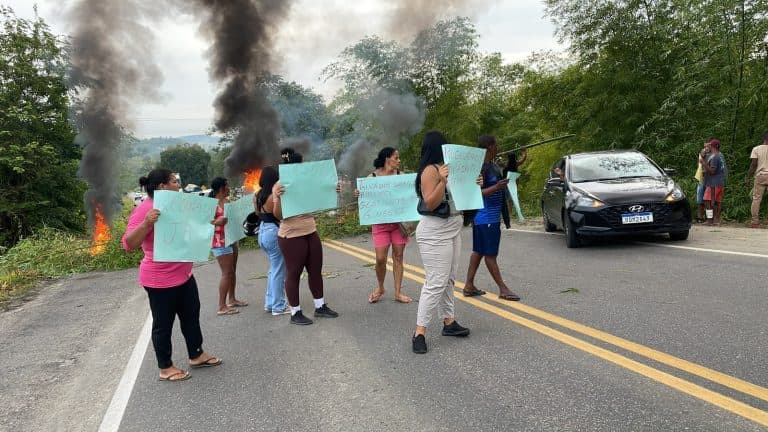 Manifestantes na BA-001 em Nazaré bloqueiam rodovia cobrando regulação de paciente pelo SUS