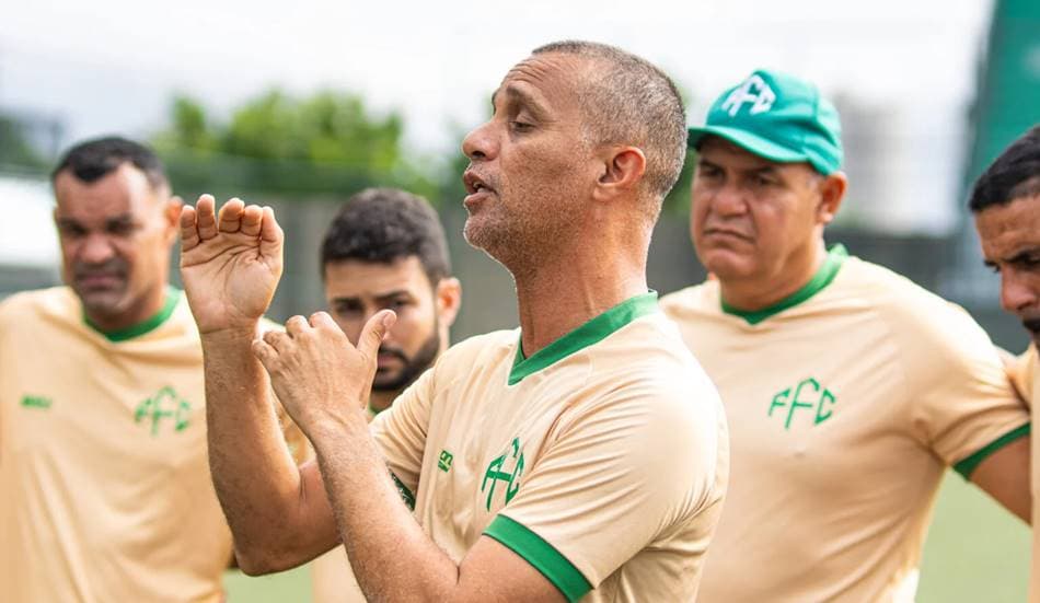 Técnico Edson Fabiano orientando o Feira FC durante partida da Série B do Campeonato Baiano 2026