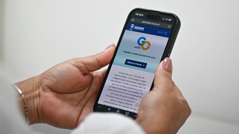 Trabalhadores consultando vagas de emprego em plataforma digital no estado de Sergipe