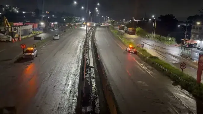 Trecho da BR-324 em Simões Filho com obras de recuperação do pavimento após afundamento de pista